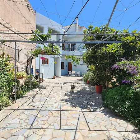 Mum's Yard إسترو
